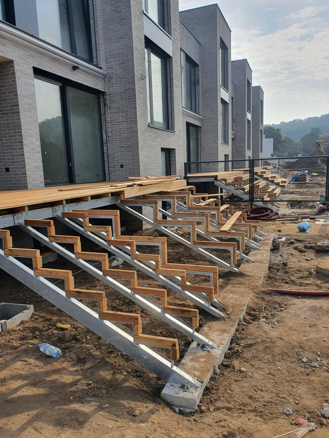 Stahl- und Holzkonstruktion unter Terrassentreppen