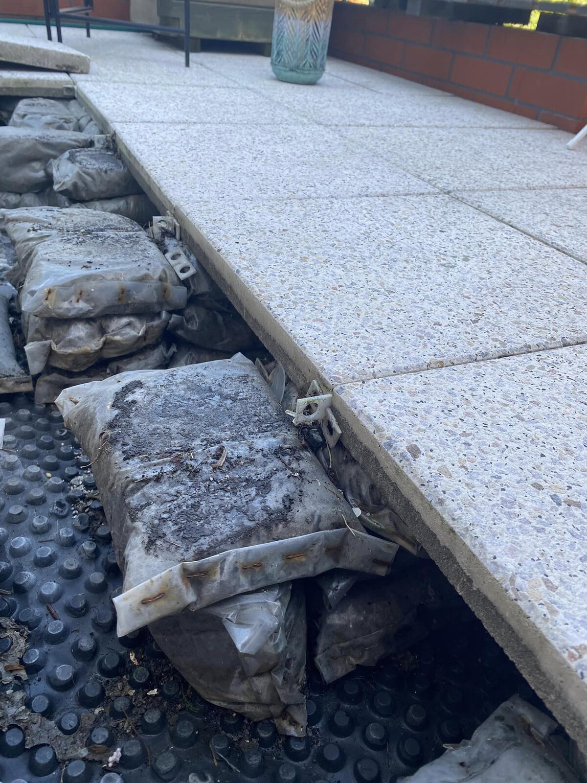 Terrassenplatten auf Mörtelbeuteln verlegt, Terrassenunterbau