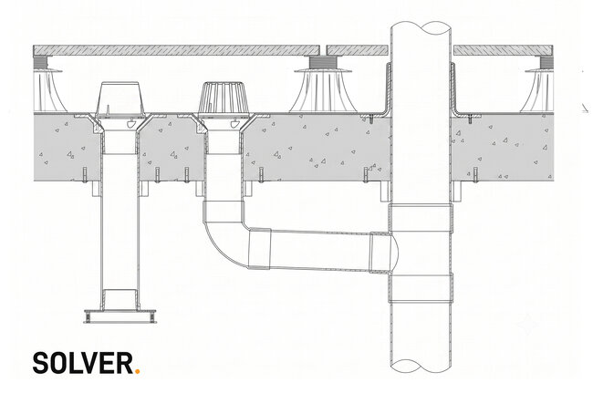 Technisch-architektonische Schnittzeichnung mit erhöhten Terrassen-Stelzlagern, Dachabläufen und der Integration der Rohrentwässerung unter dem erhöhten Terrassenboden von SOLVER.