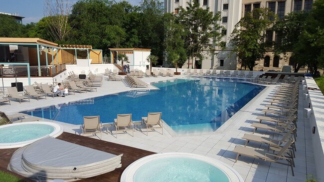 raised pavers pool deck built with adjustable pedestal syste