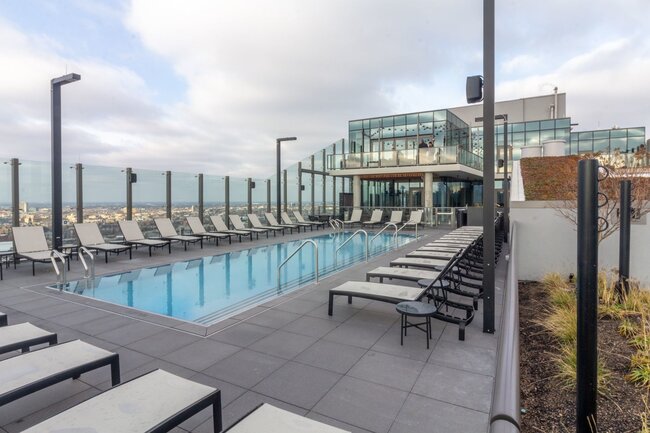 Dach-Poolterrasse mit erhöhten Terrassenplatten auf höhenverstellbaren Stelzlagern.