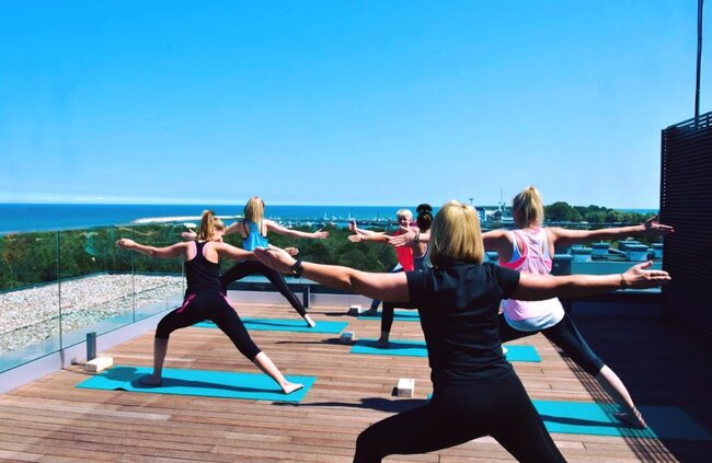 Dachterrasse, gebaut mit höhenverstellbaren Stelzlagern, beherbergt einen Outdoor-Yogakurs.