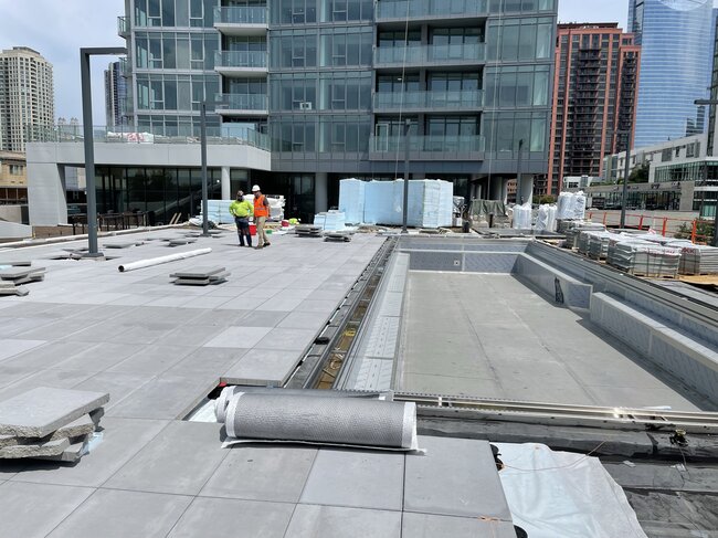 Gewerblicher Dachpool und Terrasse im Bau.