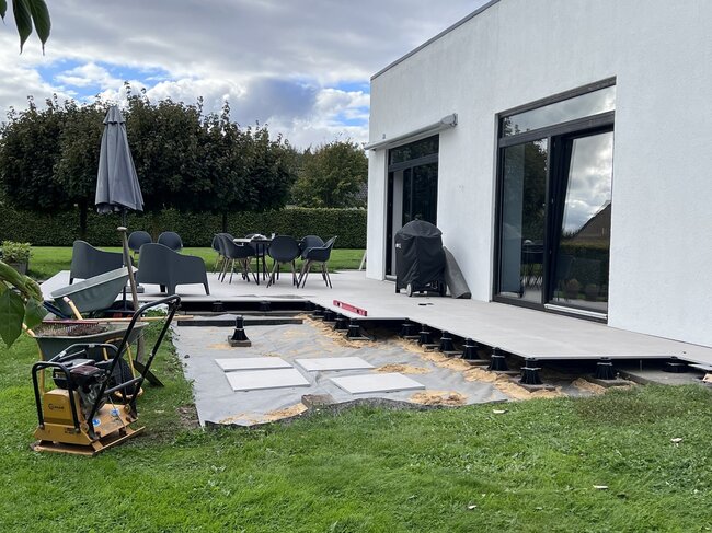 Moderne Terrassen am Haus mit Terrassenplatten auf höhenverstellbaren Stelzlagern.