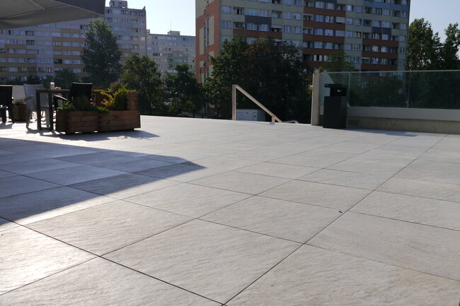 Plattensystem für Flachdachterrassen, installiert auf höhenverstellbaren Terrassen-Stelzlagern.