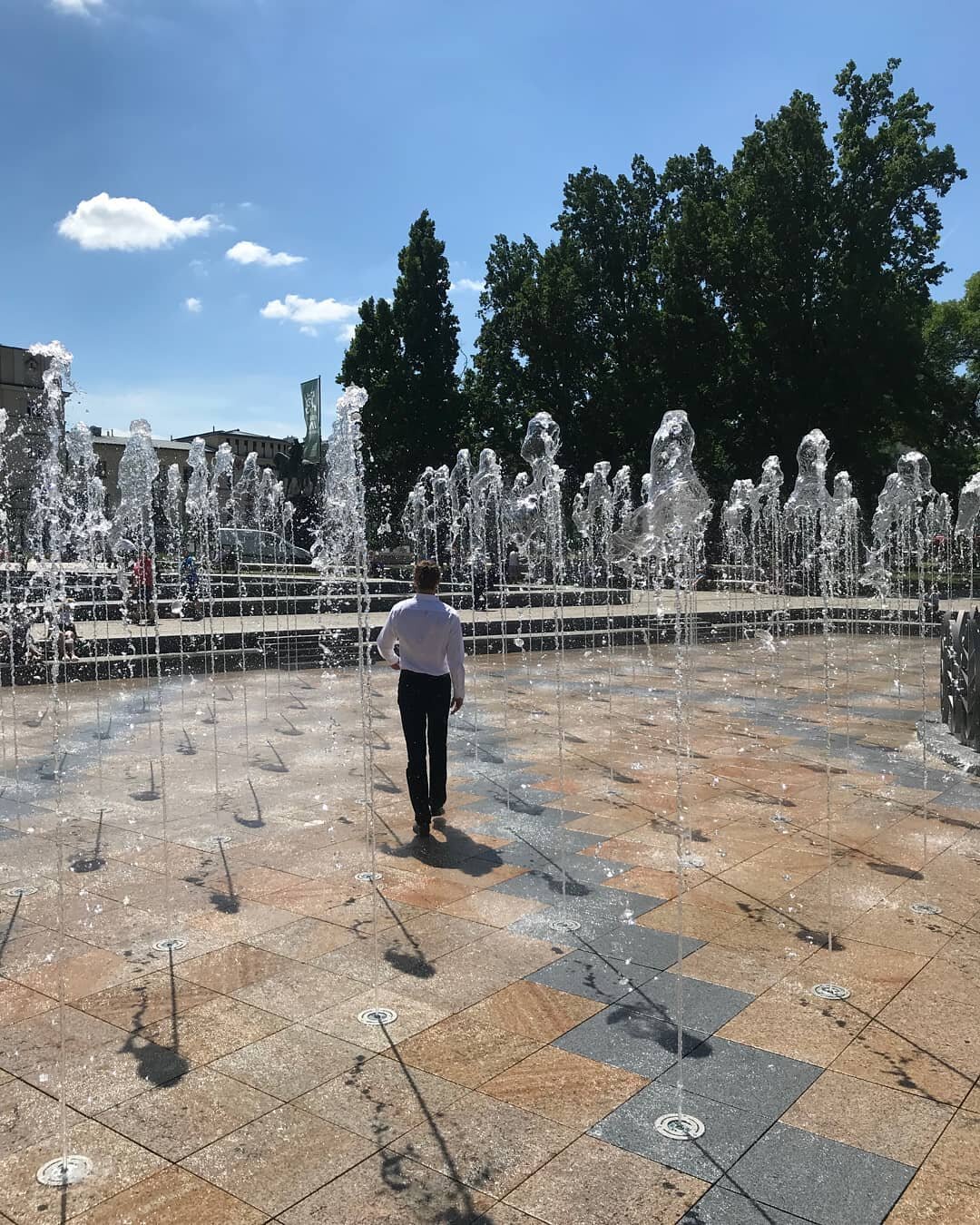 Fertiger Outdoor-Trockendeck-Brunnen mit integrierten Düsen, installiert über einem höhenverstellbaren Stelzlager-Plattensystem.