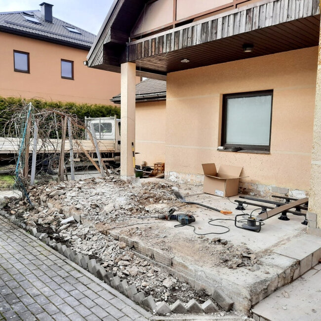 Vorbereitung und Rückbau des Terrassenuntergrunds vor der Montage von Verbundstoffdielen auf höhenverstellbaren Stelzlagern.